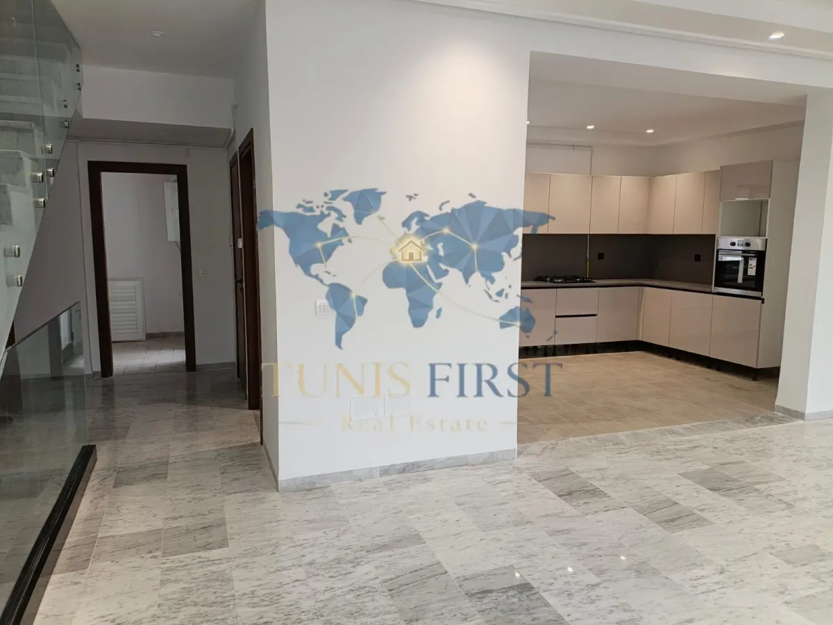 A vendre Triplex S+4 au coeur de La Marsa — Sidi Abdelaziz