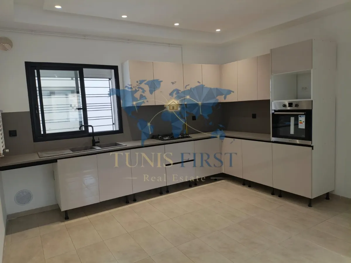 A vendre Triplex S+4 au coeur de La Marsa — Sidi Abdelaziz
