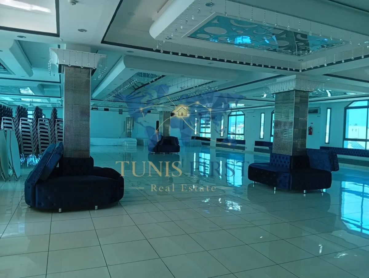 A Louer un open space de 650m² — Route Du Relais