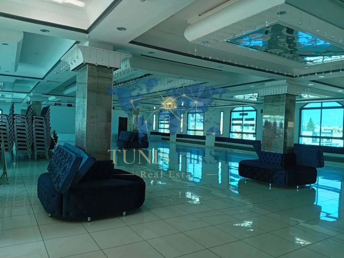 A Louer un open space de 650m² — Route Du Relais
