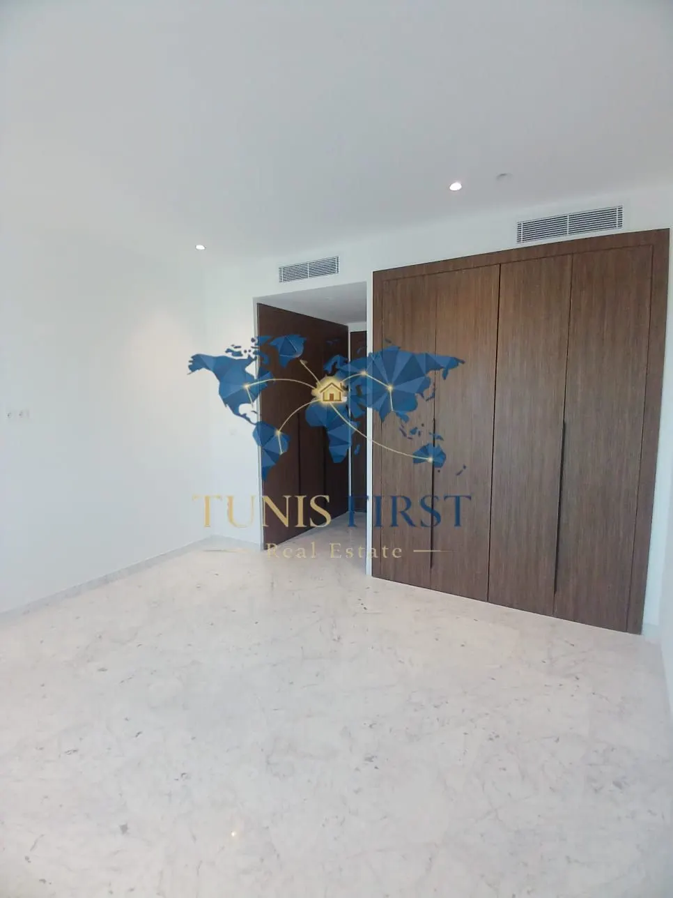 A louer appartement S+3 avec vue mer à La Marsa — Sidi Abdelaziz