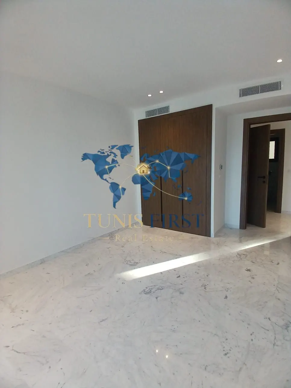 A louer appartement S+3 avec vue mer à La Marsa — Sidi Abdelaziz