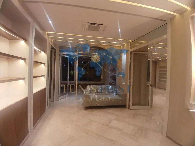 A louer local commercial de 200m² avec matériel esthétique et coiffure au coeur de La Marsa — Sidi abdelaziz