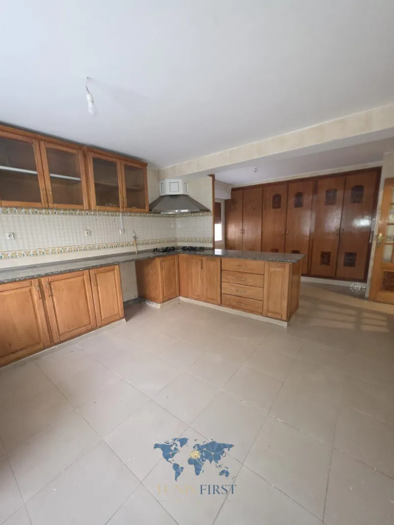 A louer  Villa S+6 pour usage bureautique à Gammarth — Gammarth