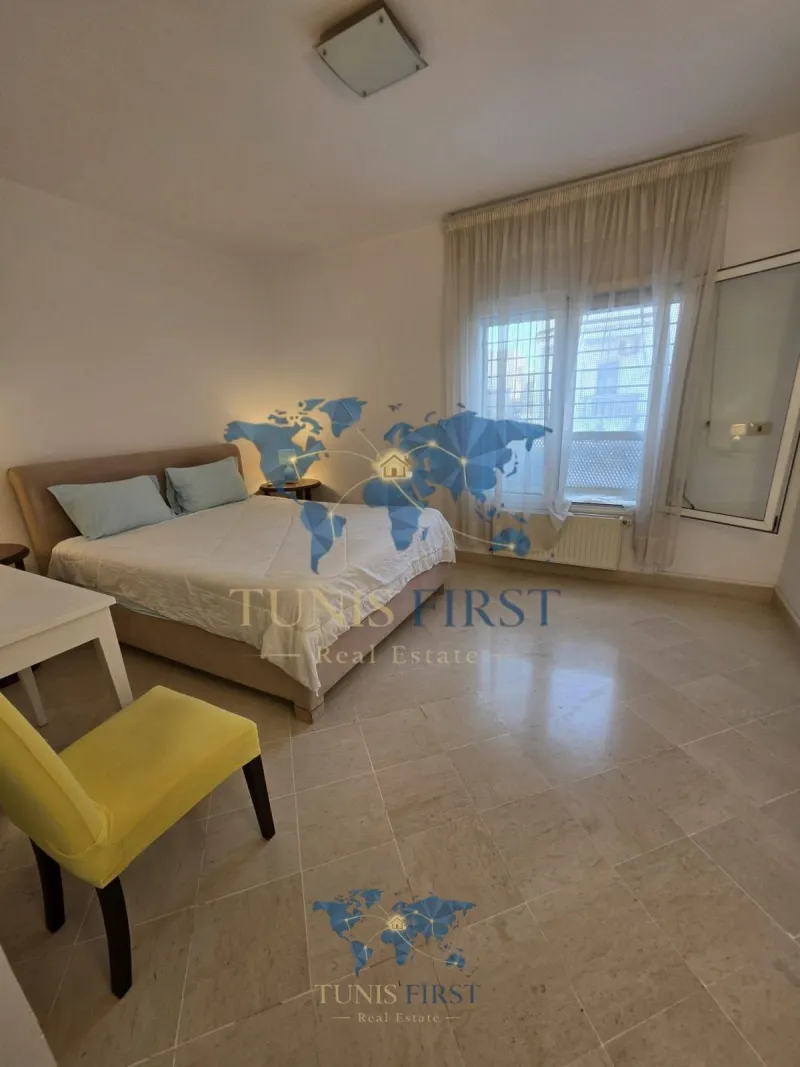 A Louer Charmant Duplex Vide à La Marsa — Cite Du Stade