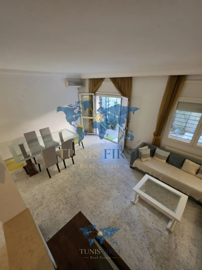 A Louer Charmant Duplex Vide à La Marsa — Cite Du Stade
