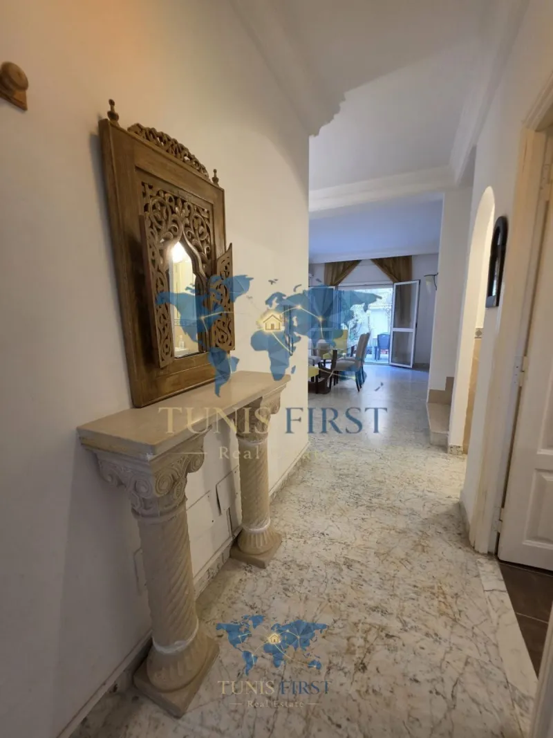 A Louer Charmant Duplex Vide à La Marsa — Cite Du Stade