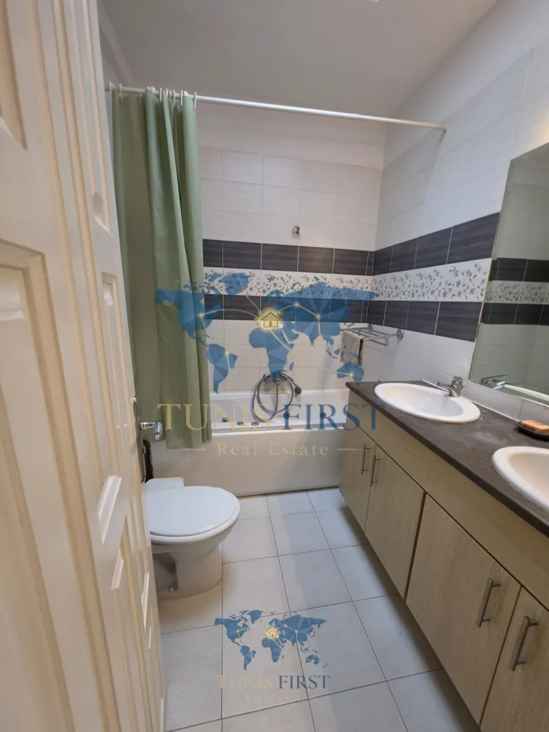 A Louer Charmant Duplex Vide à La Marsa — Cite Du Stade