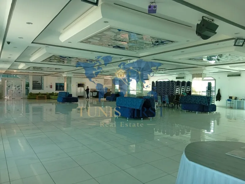 A Louer un open space de 607m² — Route du relais