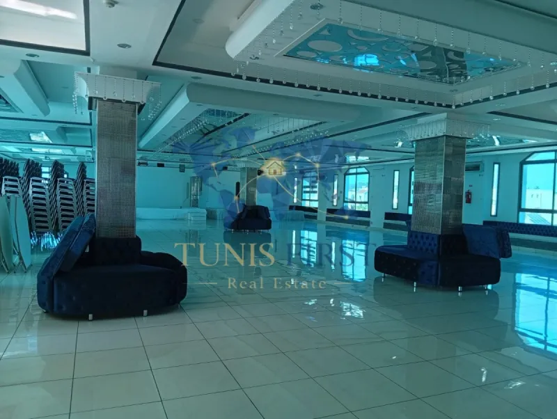 A Louer un open space de 607m² — Route du relais