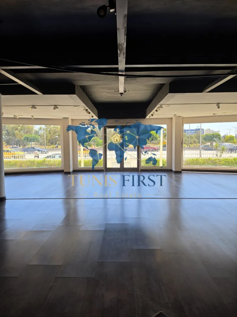 A louer local commercial de 1600m² sur 2 niveaux — Ain Zaghouan