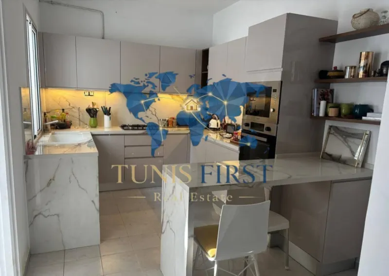 A vendre un duplex S+3 avec jardin à La Marsa — Cite Du Stade