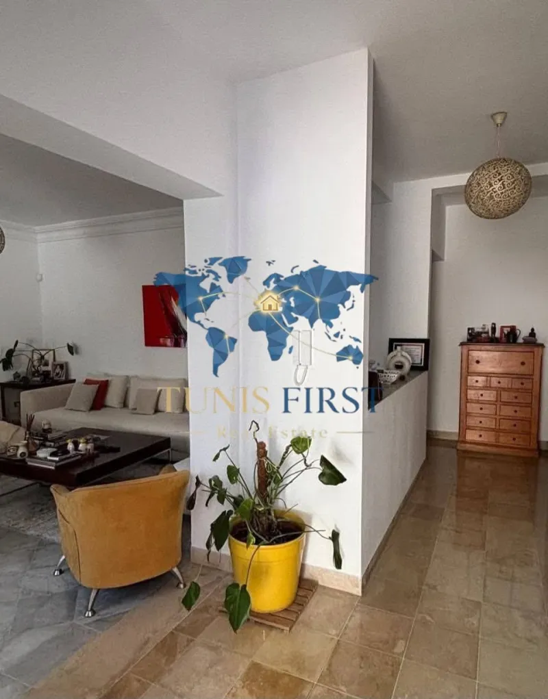 A vendre un duplex S+3 avec jardin à La Marsa — Cite Du Stade