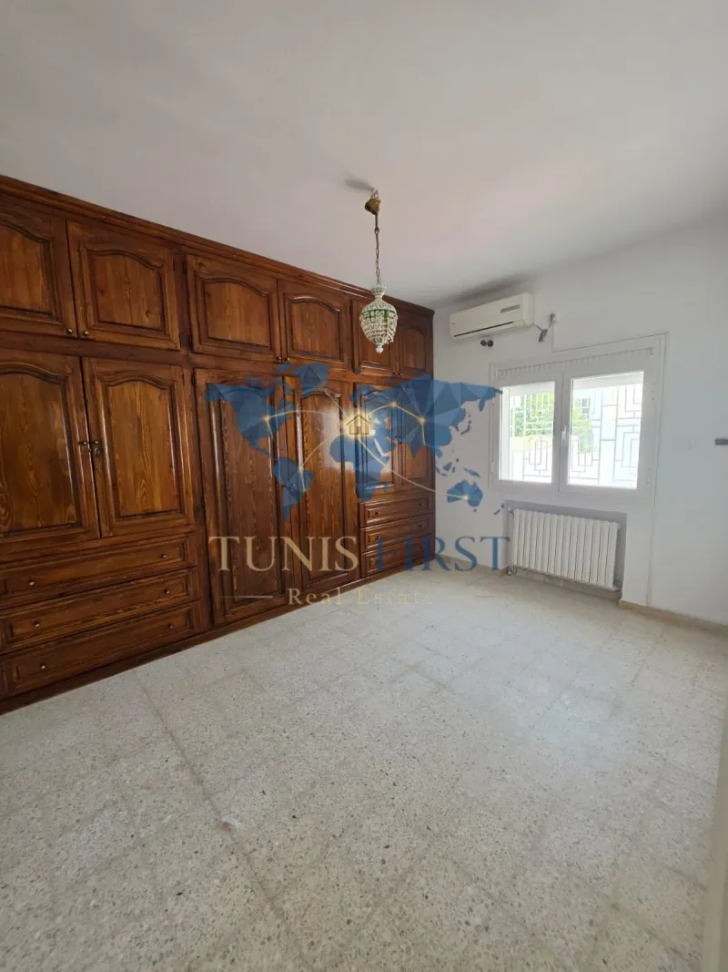 A louer un rez de chaussée de villa S+3 à La Marsa — Marsa Ennassim