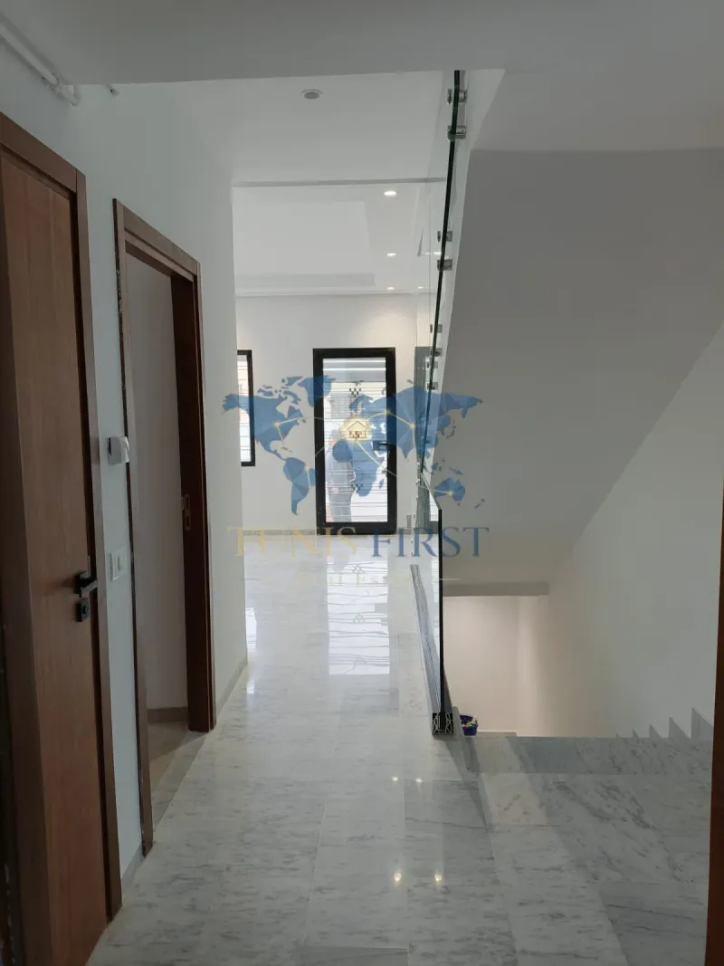 A vendre Triplex S+4 au coeur de La Marsa — Sidi abdelaziz