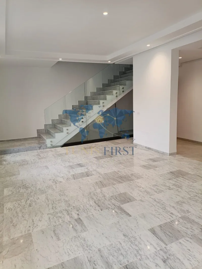 A vendre Triplex S+4 au coeur de La Marsa — Sidi abdelaziz